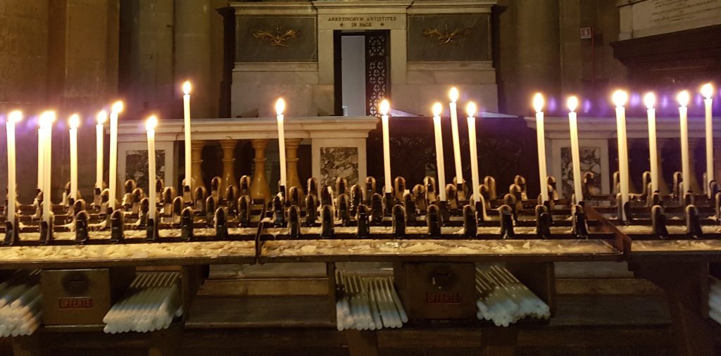 Kaarsen in kerk